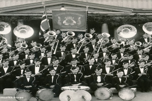 Bilde av Sandefjord Guttemusikk-korps utenfor Kurbadet